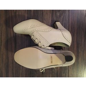 Cream Colored Oxford Style Heel